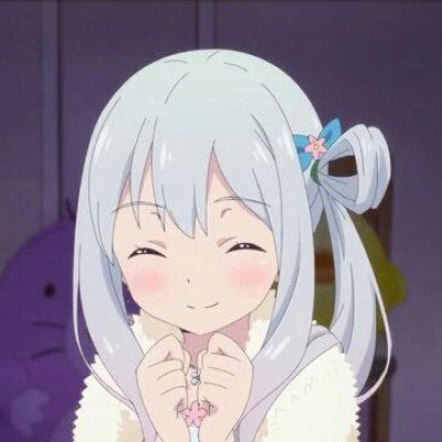 大爷穿着自己编织的蓑衣卖樱桃